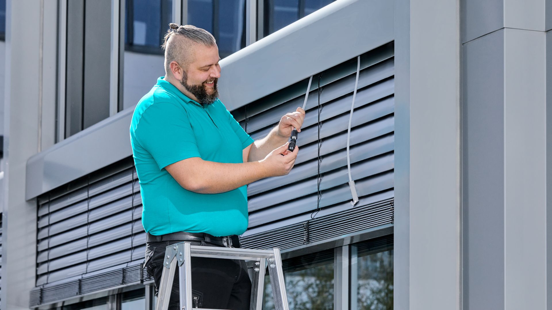Phoenix Contact Handwerker beim Einbau der Steckverbindung