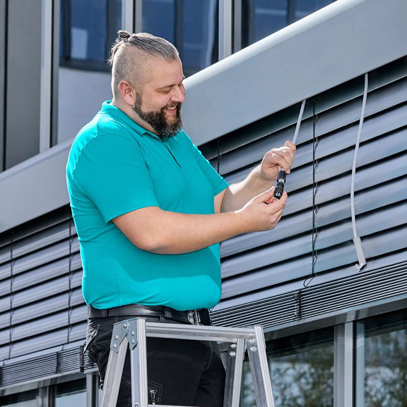 Phoenix Contact Handwerker beim Einbau der Steckverbindung